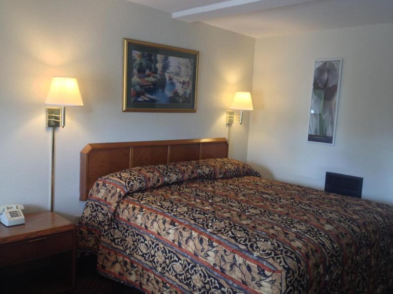 King Room - Non-Smoking image 4