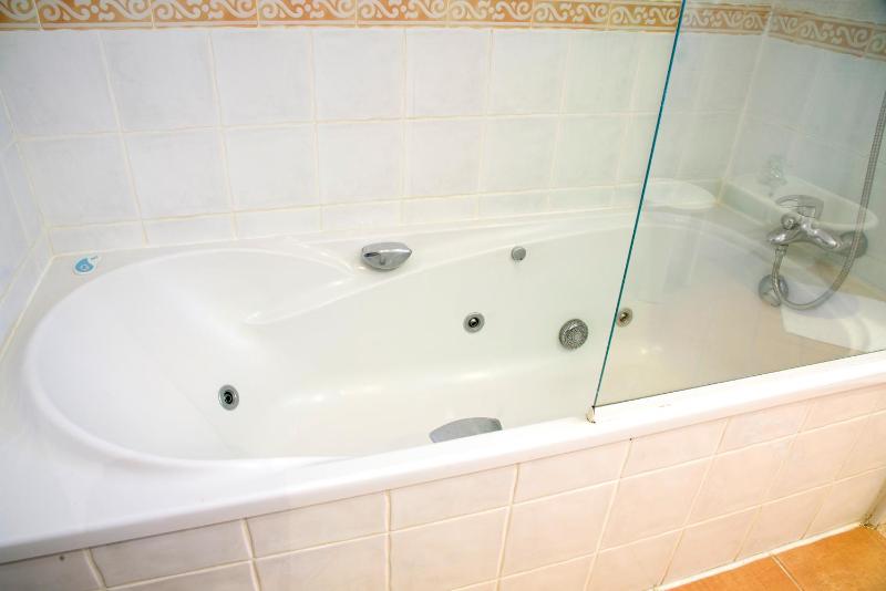 Quadruple Room image 4