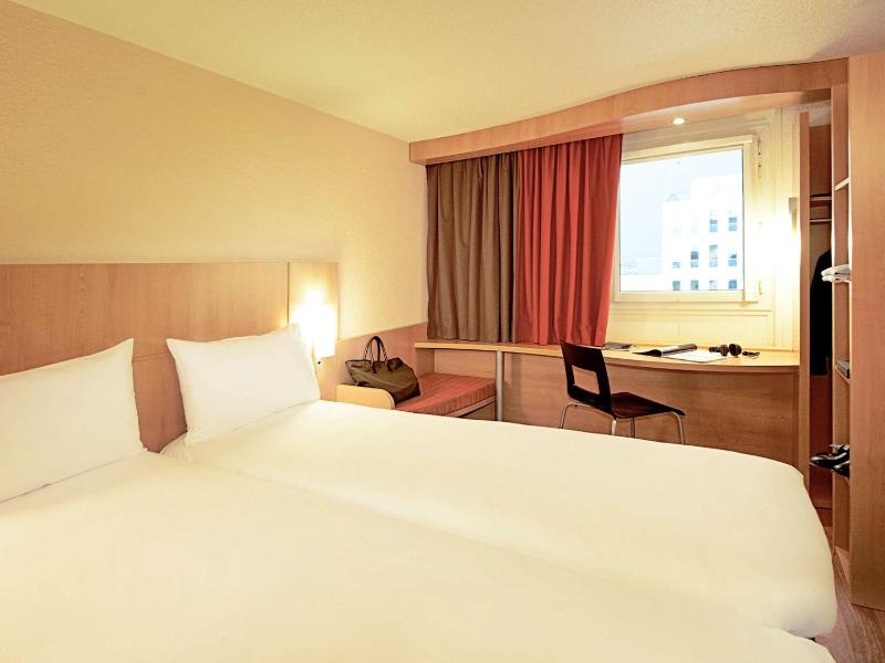 Standard Twin Room image 1