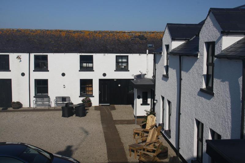 Two-bedroom Barn Conversion with Ocean View image 3