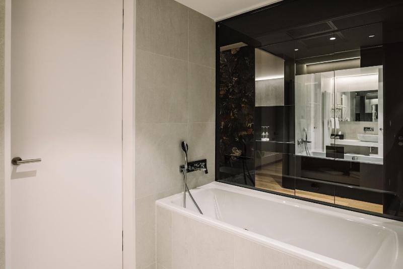 Suite Lux with Parking image 3