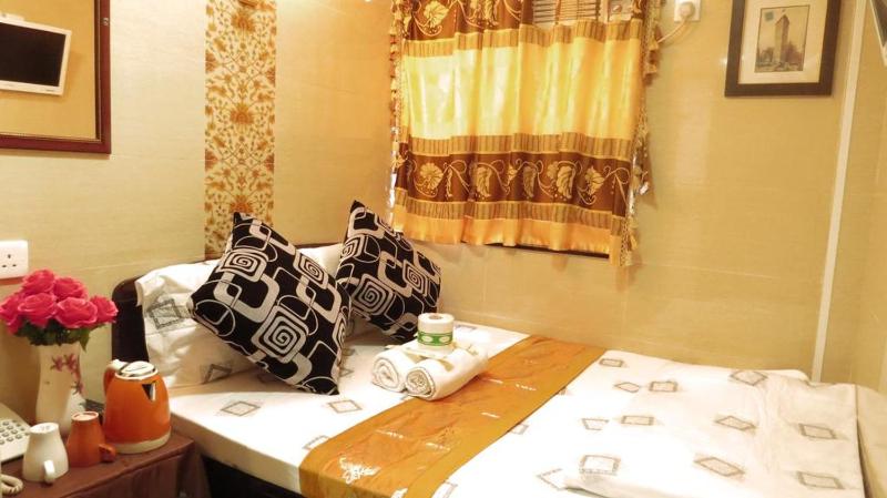 Single Room with Private Bathroom image 1