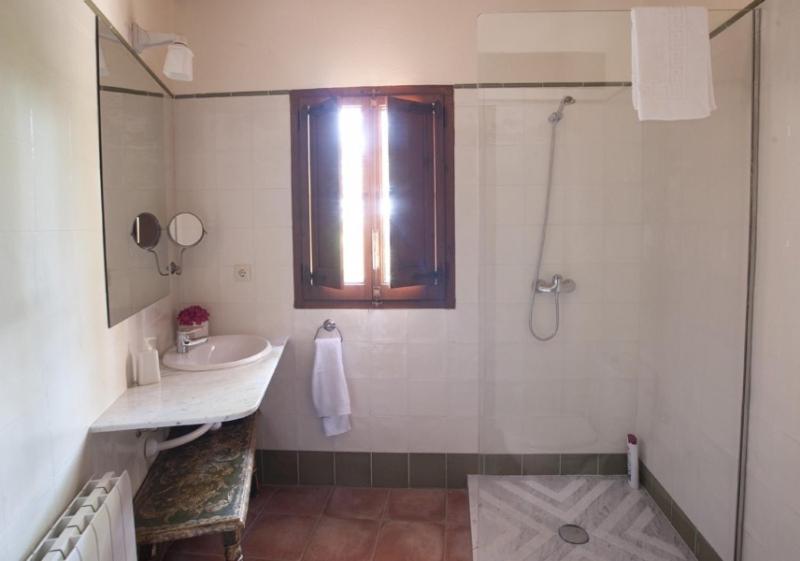 Seven-Bedroom House image 4
