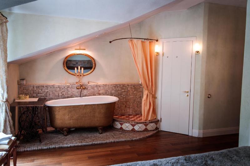 Deluxe Double Room with Balcony image 1