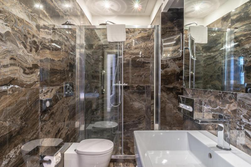 Triple Room with City View image 4