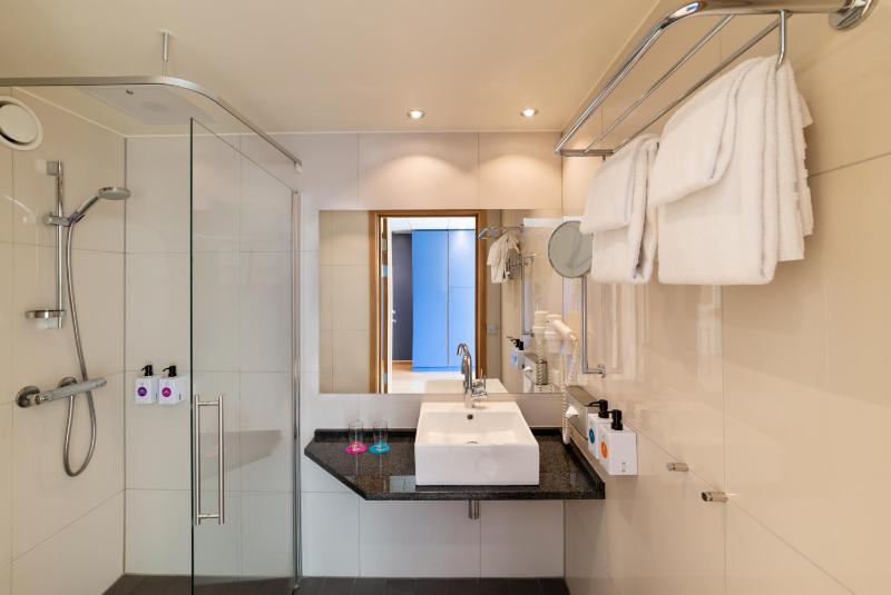 Superior Twin Room image 3