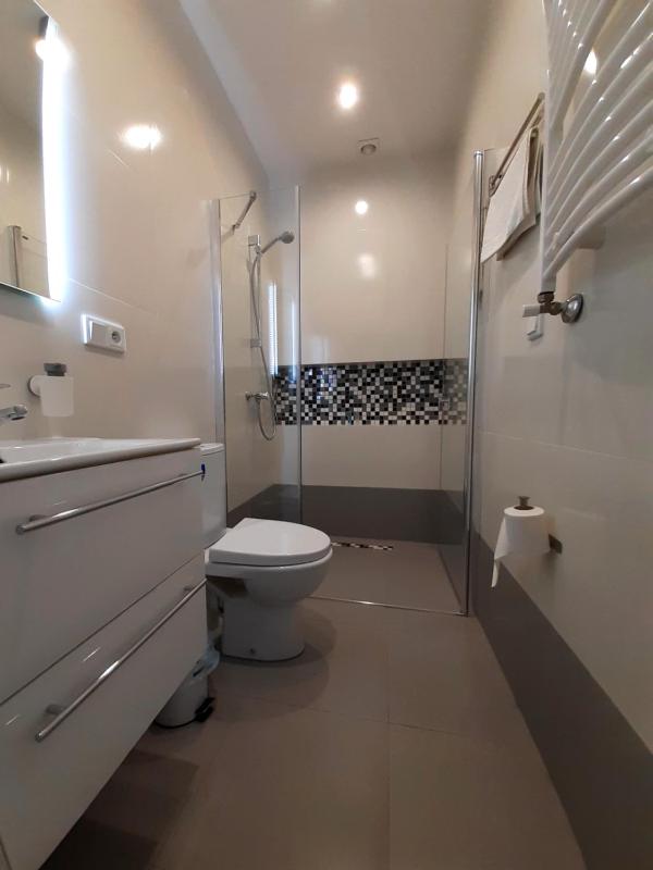 Twin Room with Private Bathroom image 3