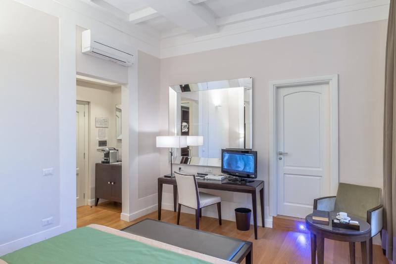 Superior Double or Twin Room with City View image 4