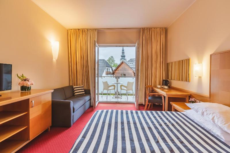 Room with One King Bed Or Two Twin Beds - Non-Smoking image 4