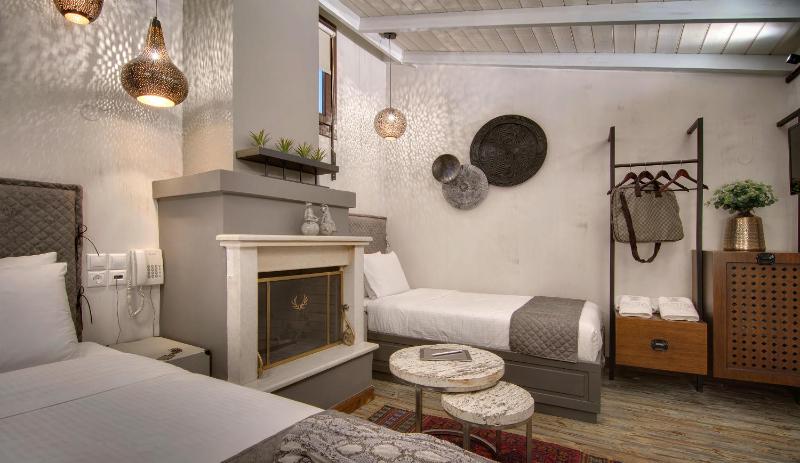 Twin Room with Fireplace image 2