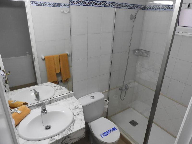 Twin Room with City View image 2