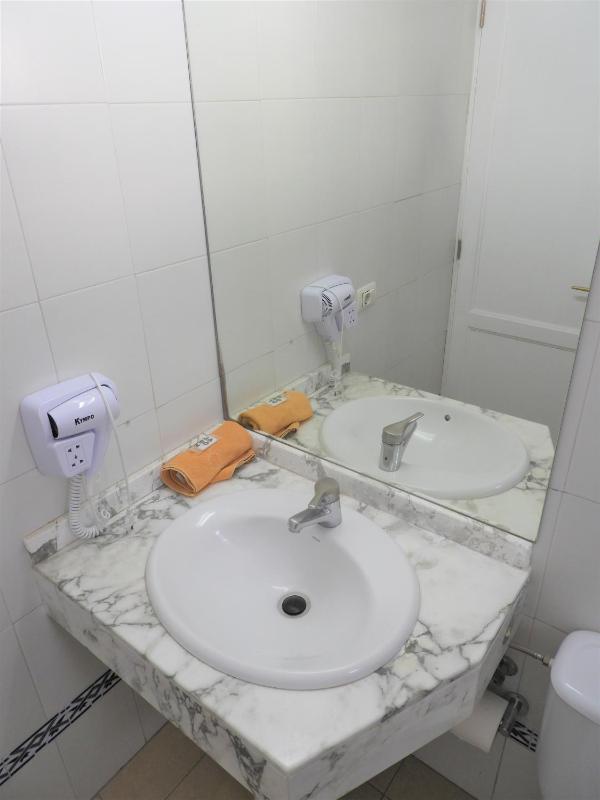 Twin Room with City View image 3