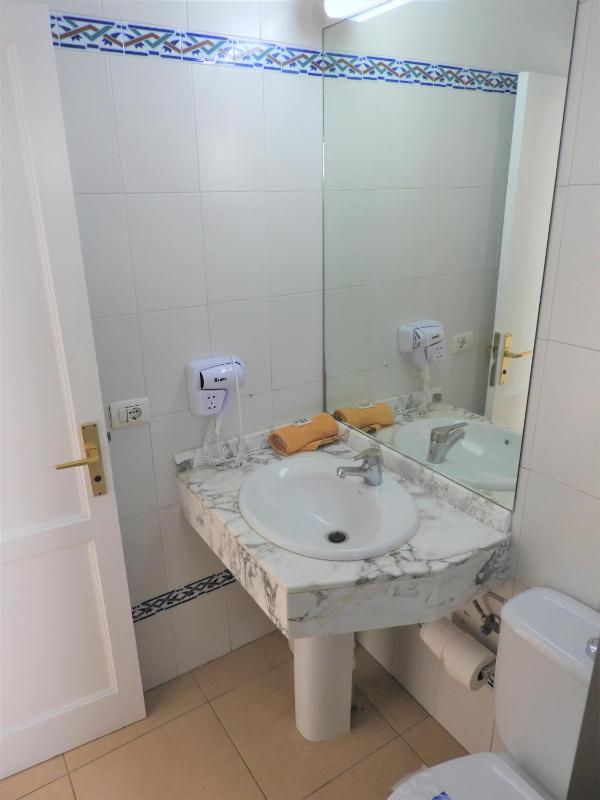 Twin Room with City View image 4