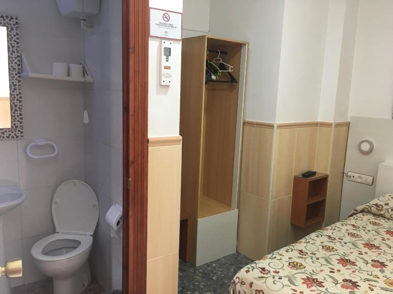 Double or Twin Room with Private Bathroom image 2