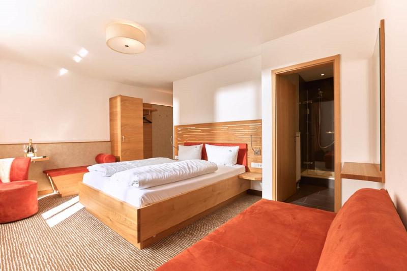 Double Room image 3