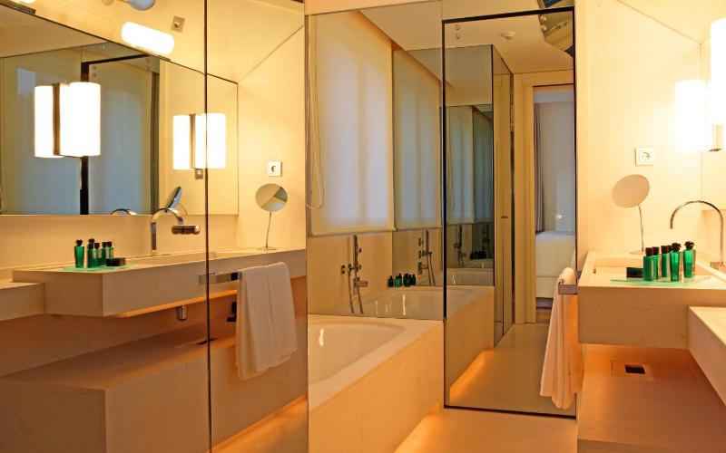 Deluxe Room (1 or 2 people) image 4
