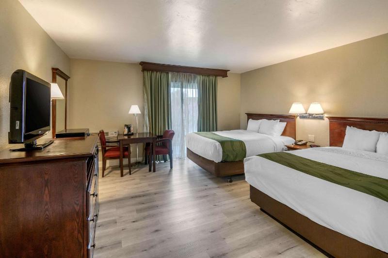 Standard Room, 2 Queen Beds, Non Smoking image 4