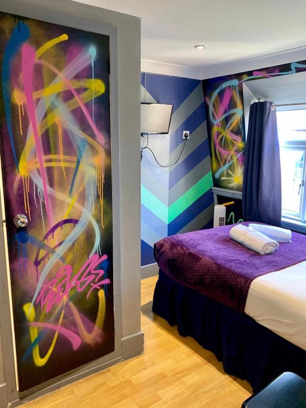 Standard Double Room Ensuite image 4