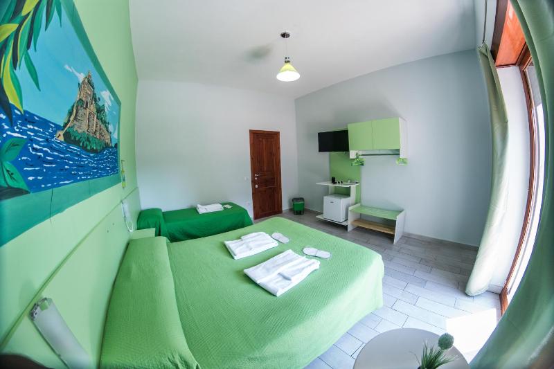 Triple Room with Private External Bathroom image 3