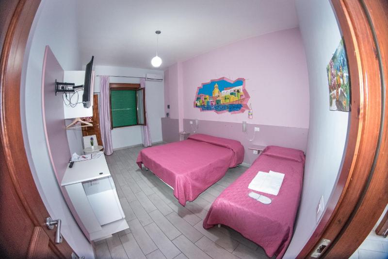 Classic Quadruple Room image 2