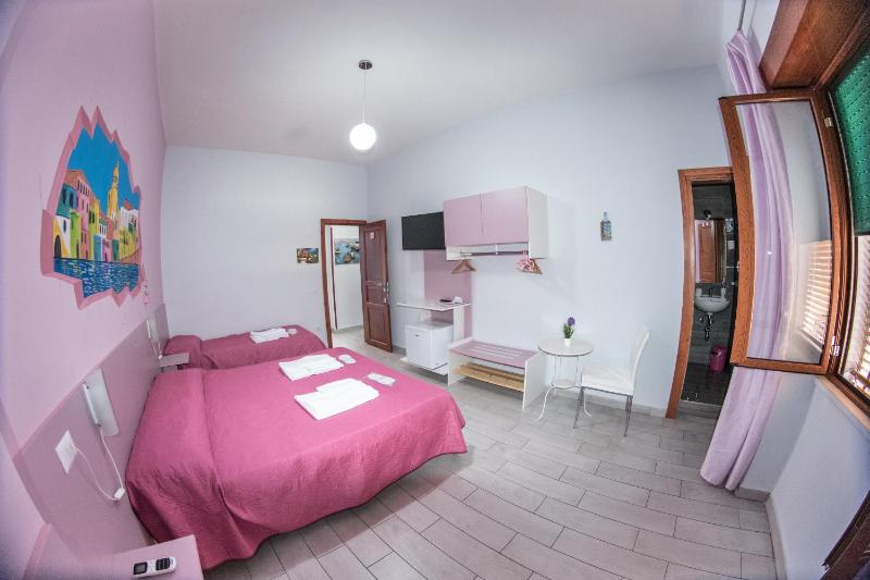 Classic Quadruple Room image 3
