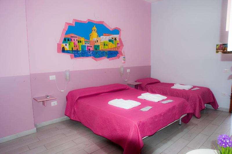 Classic Quadruple Room image 4