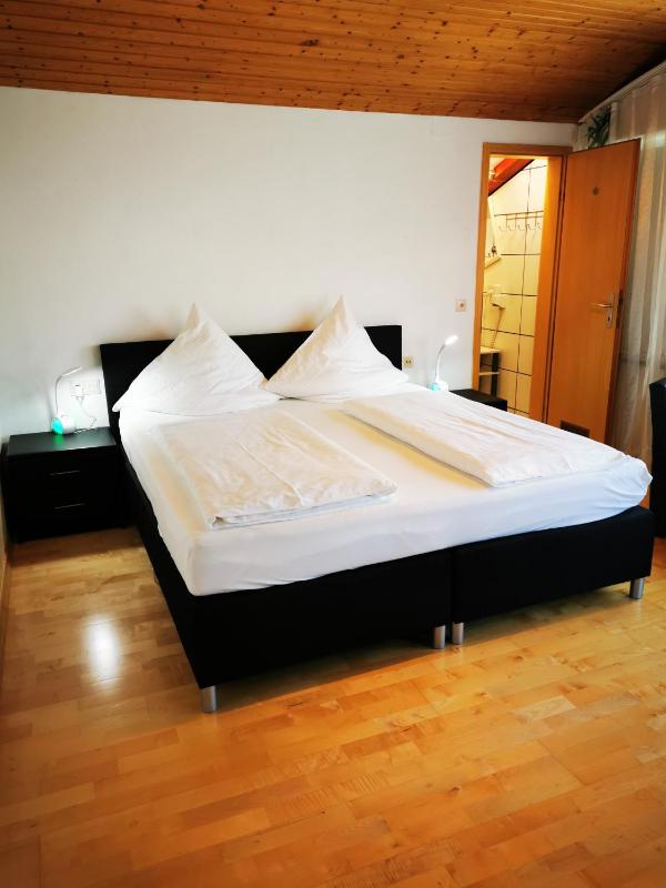 Double Room image 3