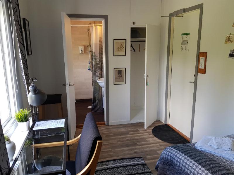 Single Room with Private Bathroom image 3