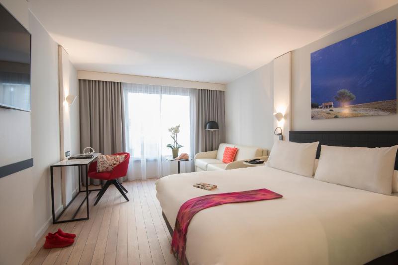 Superior Room with One Queen Bed and One Sofa image 2