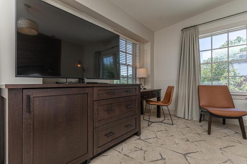 Executive Suite image 3