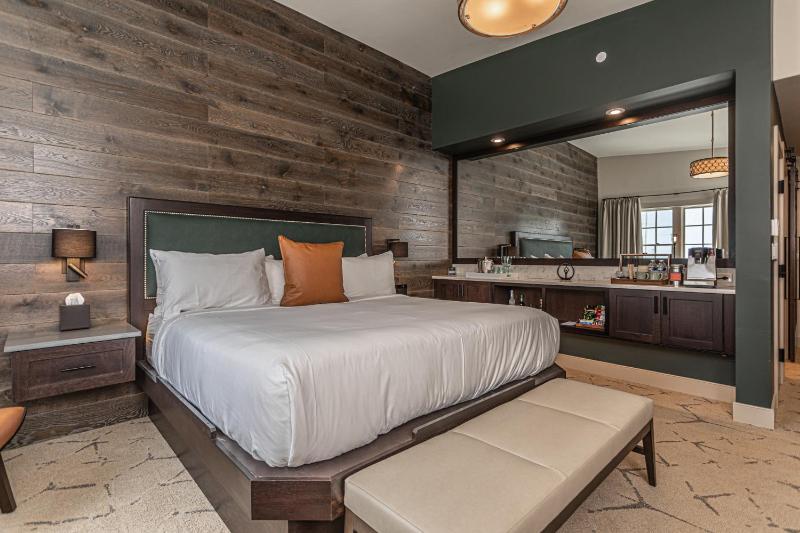 King Room with Balcony image 2