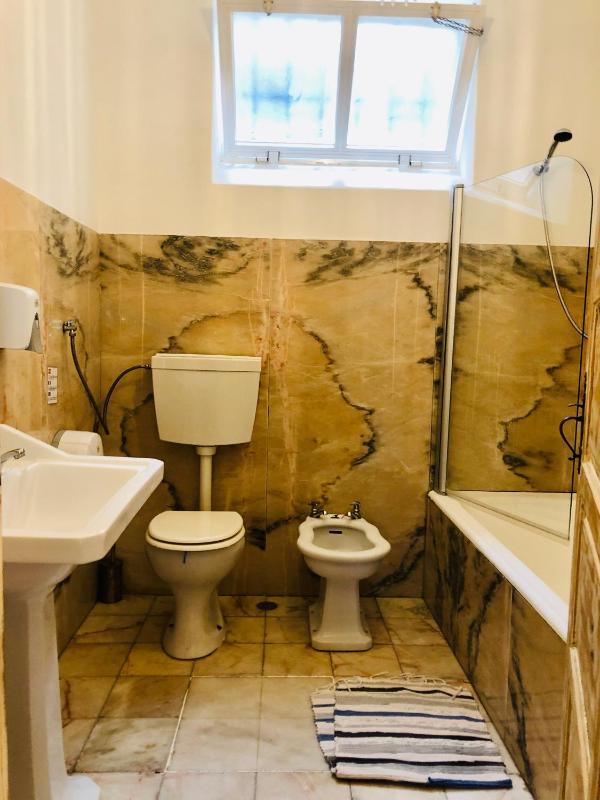 Twin Room with Shared Bathroom image 4