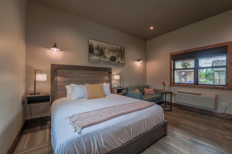 Private King Cabin image 3