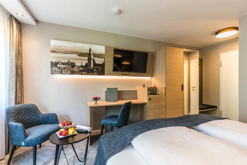 Double Room with Balcony image 4