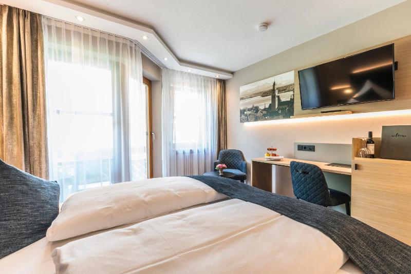 Double Room with Balcony image 3