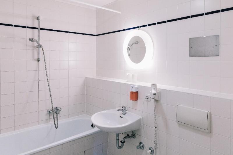 Twin Room with Shared Bathroom image 4