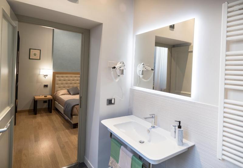 Deluxe Triple Room image 4