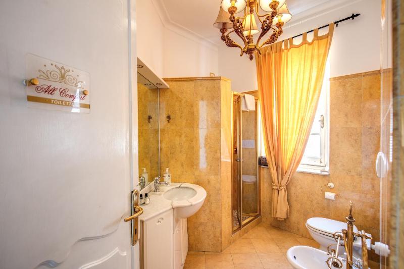 Twin Room with Shared Bathroom image 4