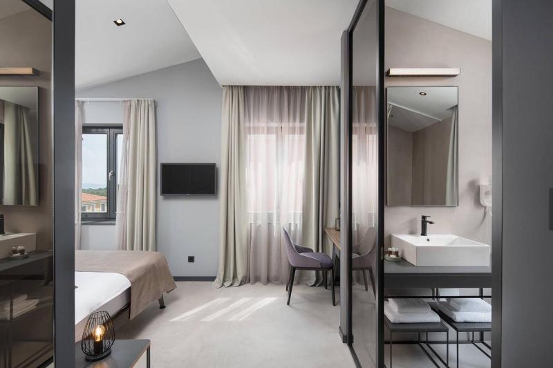 Deluxe King Room image 3