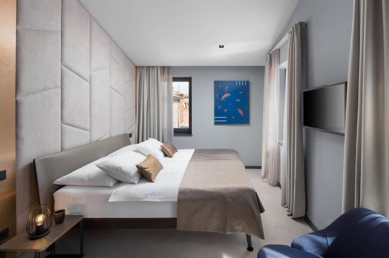 Deluxe King Room image 2