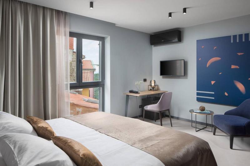 Deluxe King Room image 2