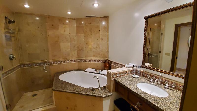 Deluxe Double Room with Balcony image 2