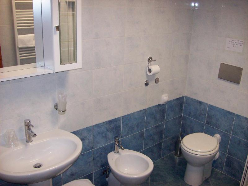 Twin Room image 2
