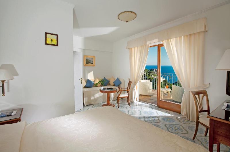 Double or Twin Room with Balcony and Sea View image 3