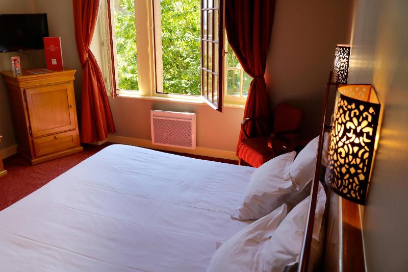 Triple Room with Garden View image 3