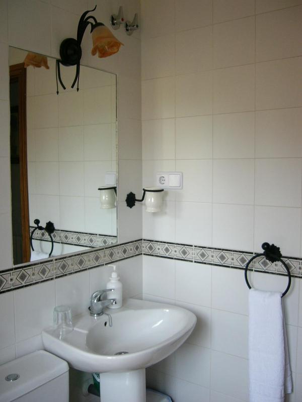 Standard Queen Room image 3