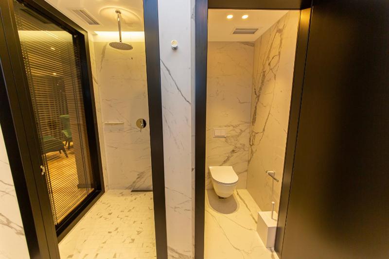 Deluxe Triple Room image 3