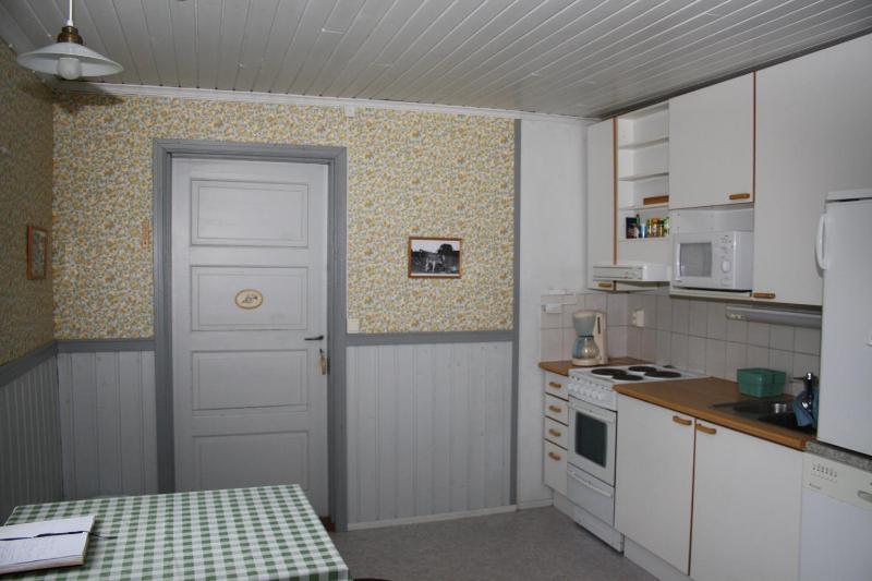 Twin Room with Shared Toilet image 2