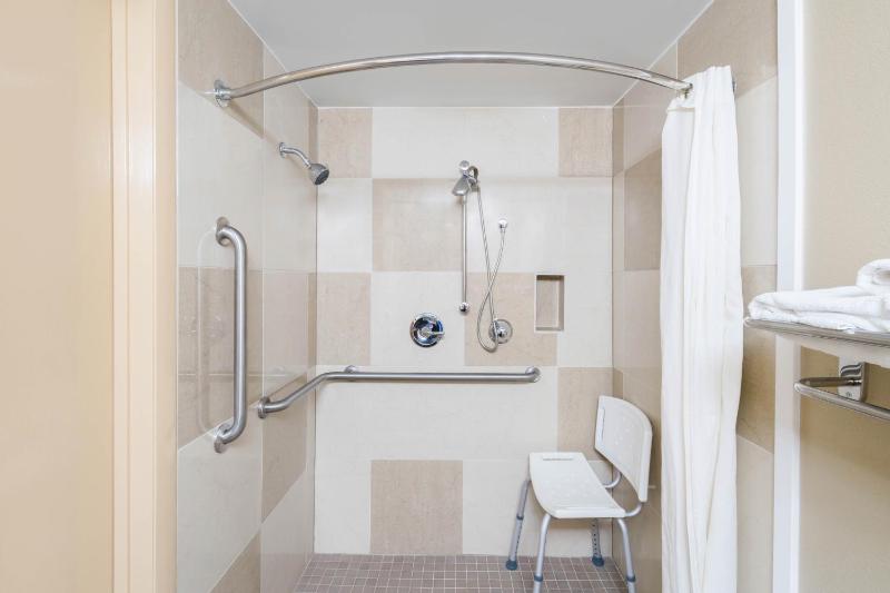 Double Room with Two Double Beds - Mobility Access/Non-Smoking image 2