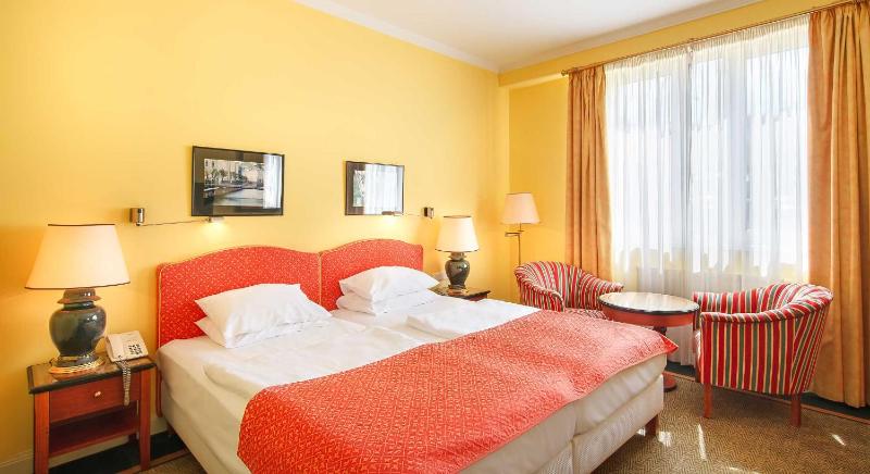 Deluxe Double or Twin Room with River View and Balcony image 3
